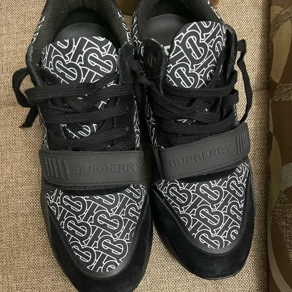 Burberry | Shoes | Burberry Ramsey Monogram Low Top Sneaker  display picture 2
